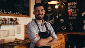 Mann steht vor Ladentheke