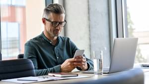 Ein Mann informiert sich online über Einmalanlagen von ETFs.