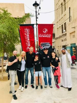 2018 eröffnet Best Worscht in Town in Dubai mit einem Chili-Contest. Lars Obendorfer hier mit seiner Familie und Geschäftspartnern in Dubai.