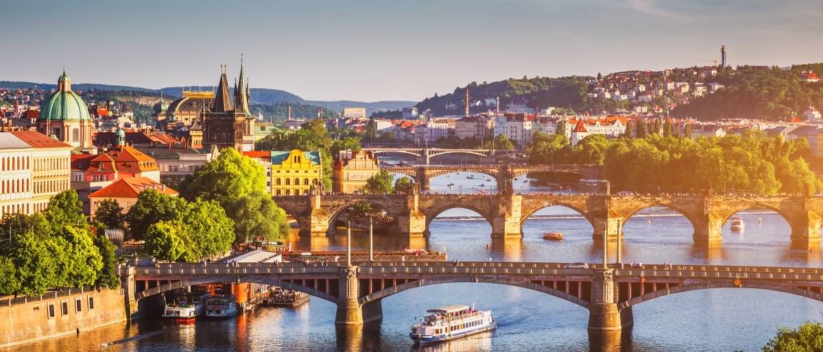 Bild Zeitgt eine Skyline Luftaufnahme einer Tschechischen Stadt am Fluss mit drei alten Brücken - Reisetipps Tschechien