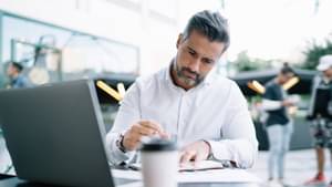 Mann arbeitet im Café