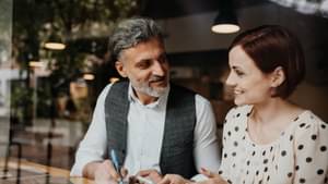 Ein Pärchen im Café