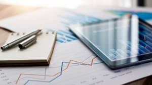 Stillleben eines Tisches mit Tablet, Analysen, einem Block und einem Stift