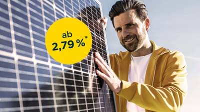 Ein Mann platziert auf seinem Dach einen Sonnenkollektor.