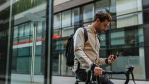 Junger Mann auf Fahrrad
