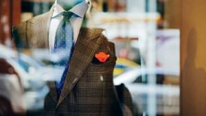 Schaufenster beim Shoppen mit Anzugsoutfit