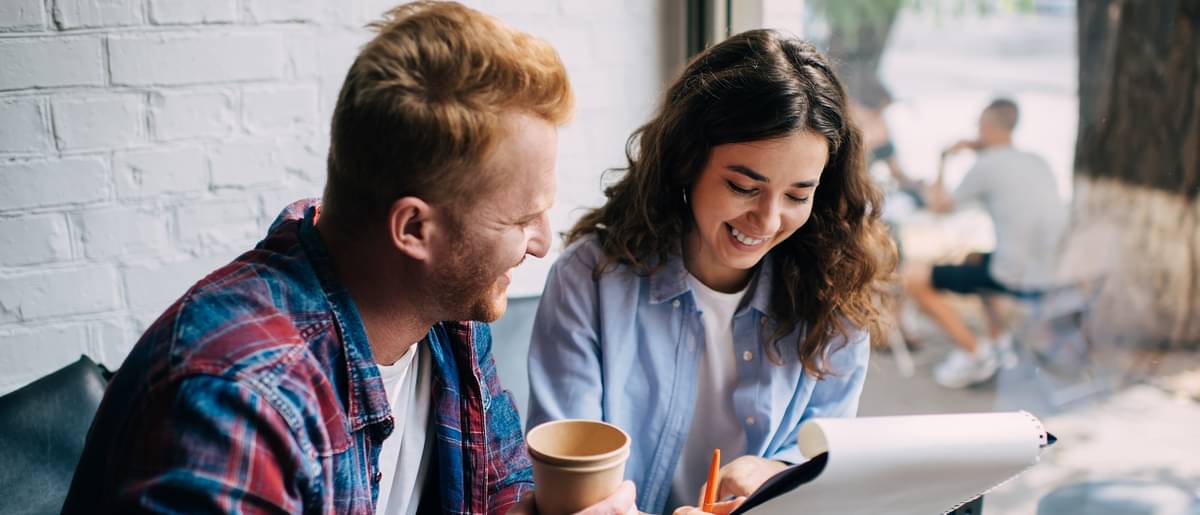 Freunde coworken im Café