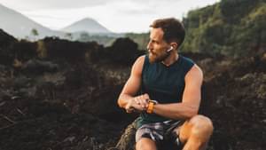 Läufer checkt seine Smartwatch
