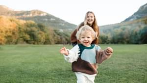 Mutter und Kind spielen auf einer Wiese