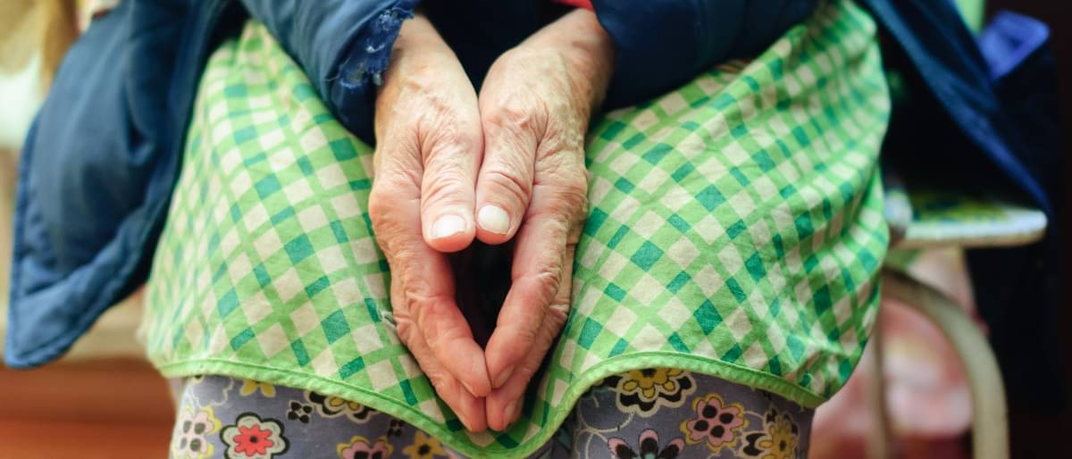 Hände im Schoß einer alten Frau - Altersarmut in Deutschland